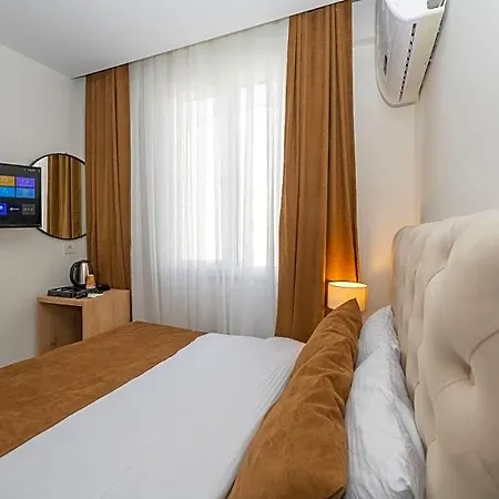Gloria Airport 3*